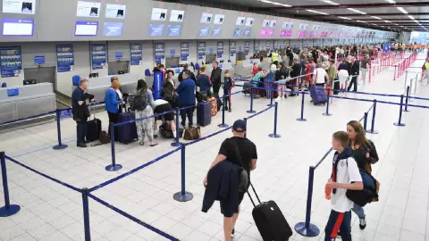 Una aerolínea pesa a sus pasajeros antes de que suban al avión
