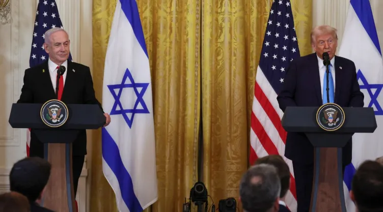Donald Trump, y el primer ministro israelí, Benjamin Netanyahu, celebran una conferencia de prensa.