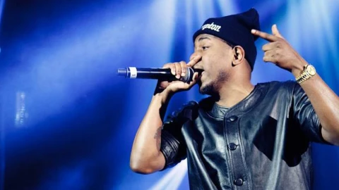 Kendrick Lamar cantando 