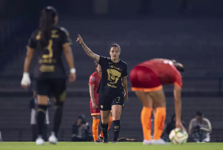 Stephanie Ribeiro con Pumas