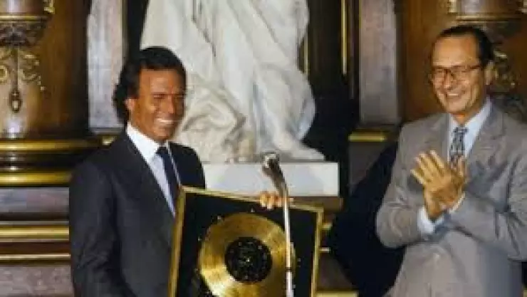 El Gobierno estudia retirar la Medalla de Bellas Artes a Julio Iglesias tras las acusaciones por agresión sexual
