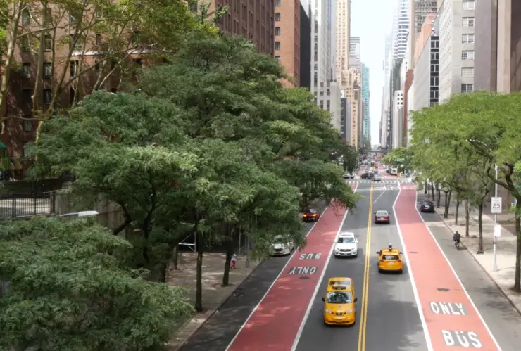 Autos avanzan por calle de Manhattan, Nueva York