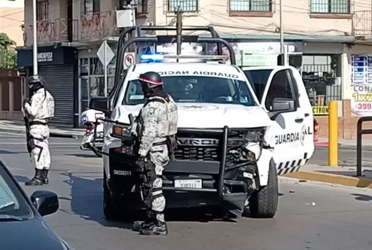 Choca la Guardia Nacional contra auto en Centro de Tijuana