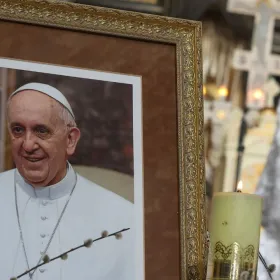 Relanzan medalla del Papa Francisco: ¿Dónde comprarla y cuánto cuesta?