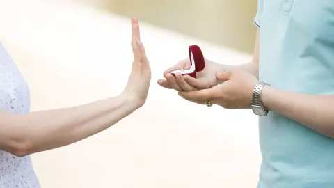 VIDEO ¡Ay! Fan del Atlas pide matrimonio en partido y lo rechazan
