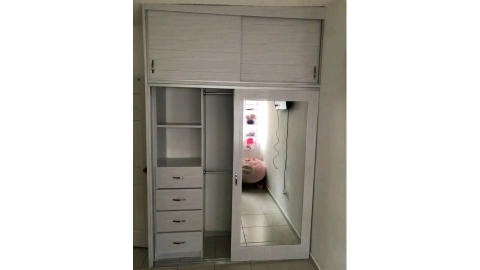 clóset con espejo