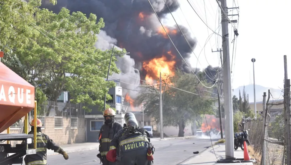 Incendio en fábrica de aerosoles en Tlaquepaque provoca explosiones