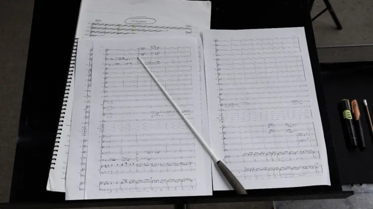 Gerardo Urbán transforma la figura del director de orquesta con conciertos que conectan al público y rompen moldes clásicos.