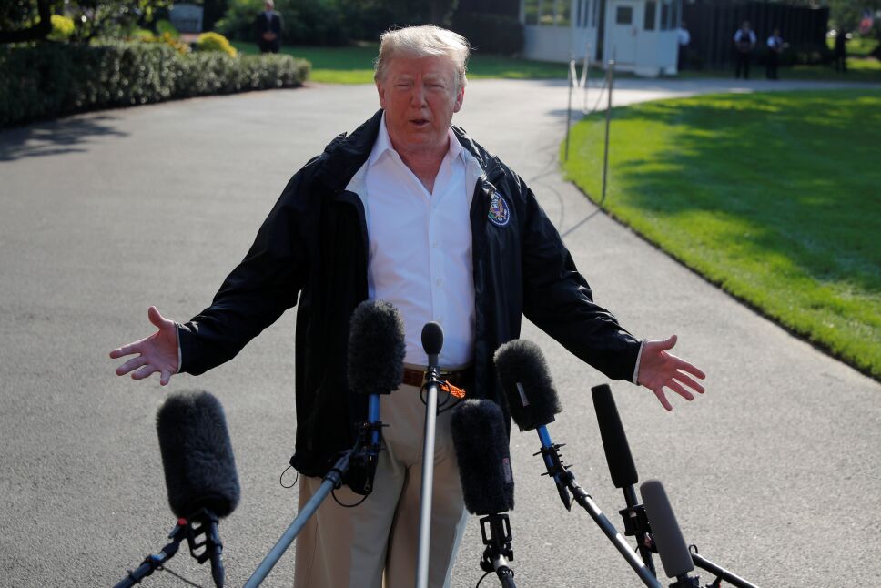 Trump visita a afectados por Florence