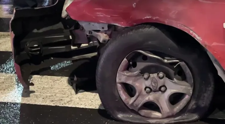 Exceso de velocidad provoca aparatosa volcadura de tres vehículos en Azcapotzalco.