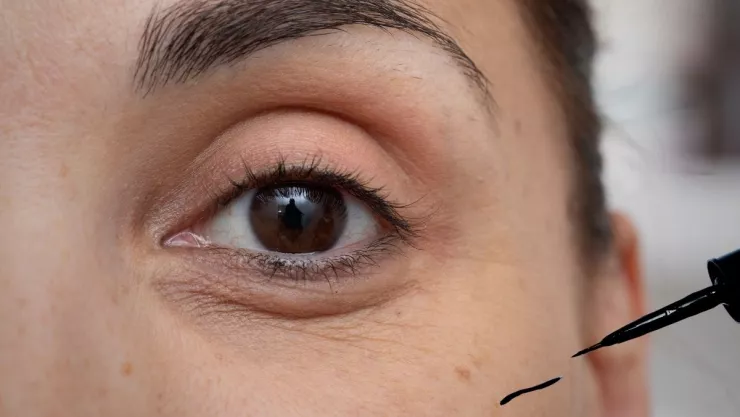 El delineado adecuado para iluminar la mirada y disimular ojeras, según la IA.jpg