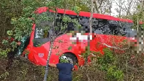 Fuerte choque frente a plaza comercial provoca tráfico (FOTO)