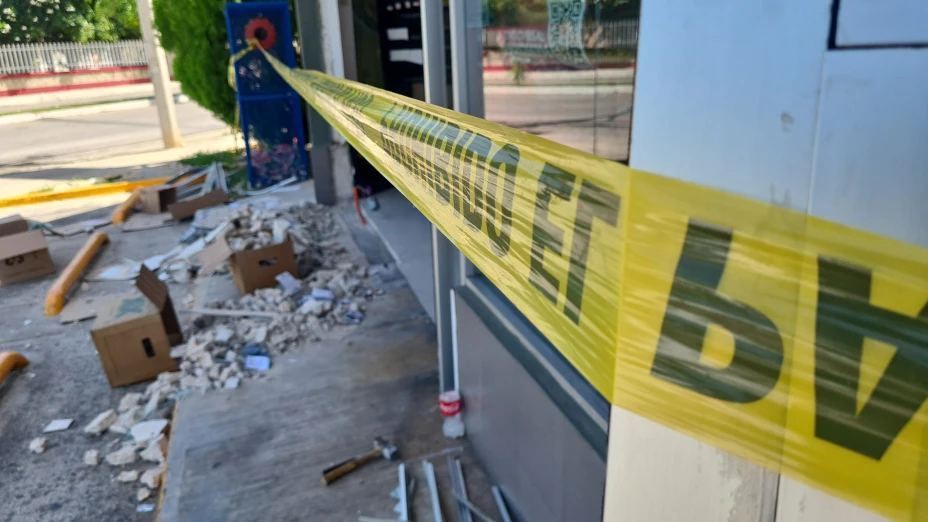 Fuerte accidente deja un vehículo dentro de un establecimiento