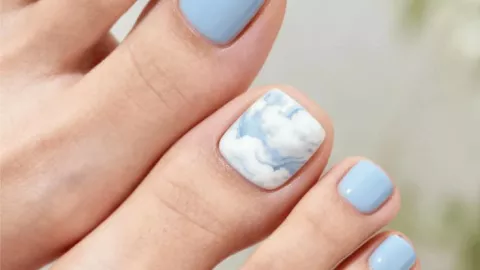 Las uñas azul cielo son la transición perfecta entre invierno y primavera