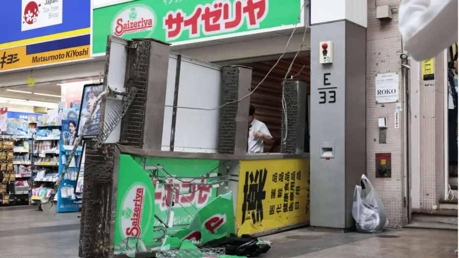 Letrero de un restaurante caído tras un sismo en Kumamoto, Japón.