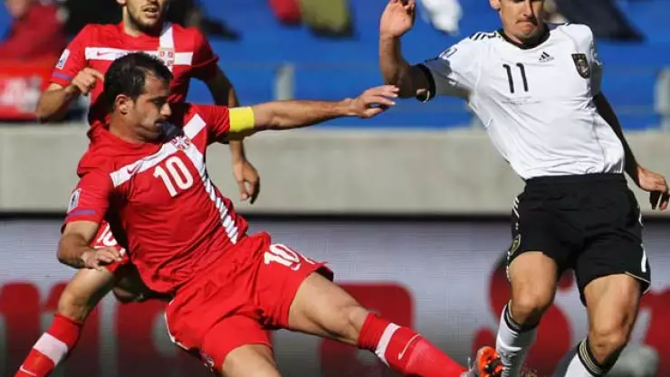 Miroslav Klose evade la barrida de Dejan Stankovic