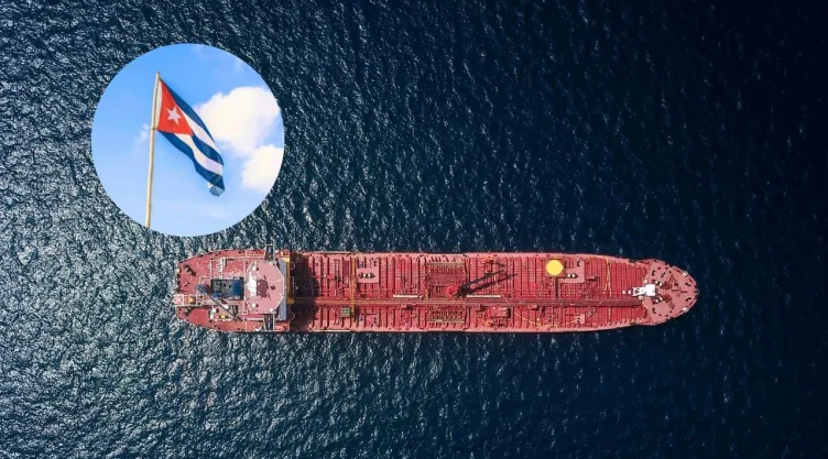 Foto de barco petrolero y de bandera de Cuba.