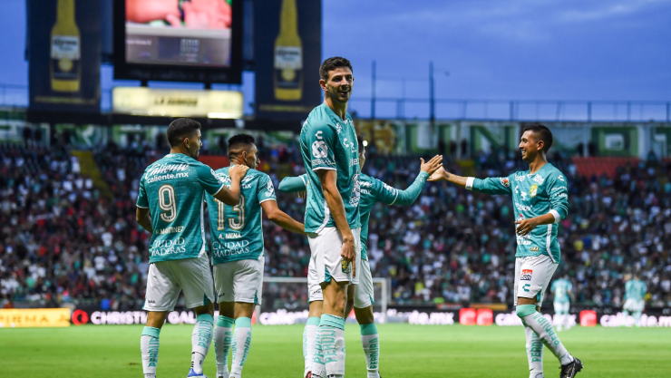 Jugadores de Le&oacute;n celebran un gol en el Apertura 2022