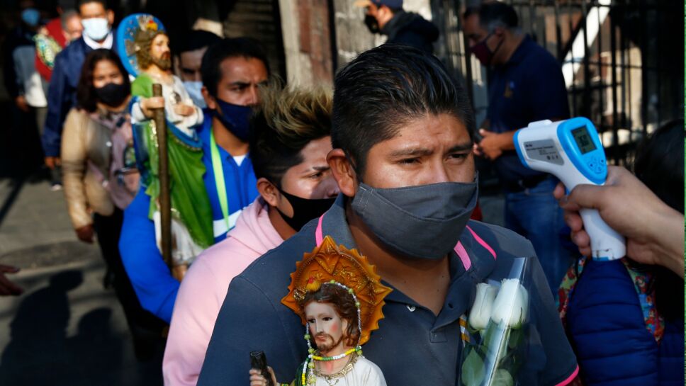 Devotos en fila en iglesia católica de San Hipólito.