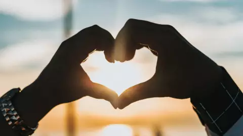 signos del zodiaco con corazon de piedra