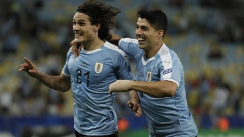 Como lo sintetiz&oacute; el volante uruguayo Giorgian De Arrascaeta, no hay que complicarse la vida cuando dispones de tan prol&iacute;ficos ca&ntilde;oneros. Imagen: AP