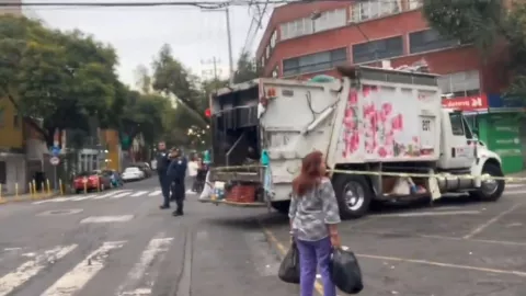 Abuelita es arrollada por camión recolector de basura.jpg