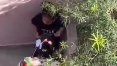 Captan en VIDEO momento exacto en el que maestra obliga a niña de 2 años a comerse su propio vómito.jpg