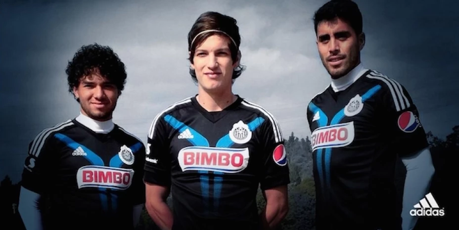 eso ‘Este nuevo uniforme nos motiva para tener mejores resultados’, dijo Néstor de la Torre.