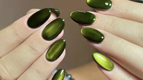 Uñas verdes con efecto glossy