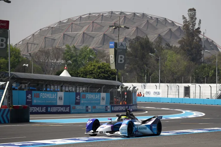El Neozelandés, Mitch Evans se mantuvo a la cabeza después de 45 minutos de carrera durante el E-Prix de la Fórmula E 2020.