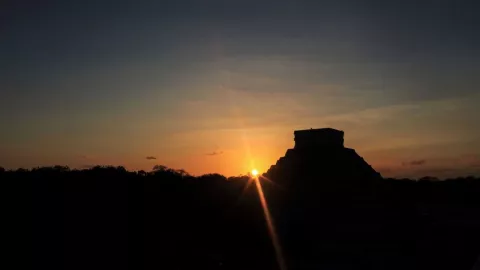 Chichén Itzá es un complejo de ruinas mayas famoso ubicado en la península de Yucatán de México.