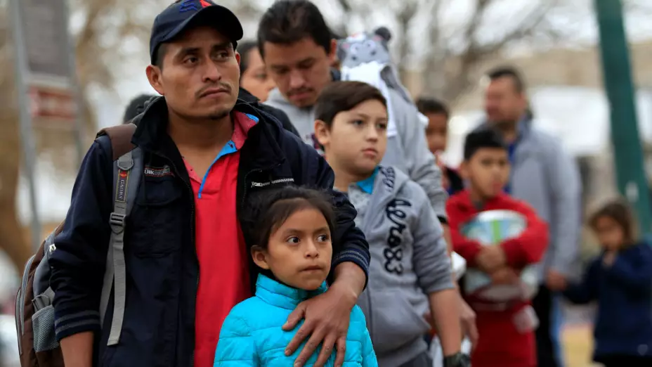 5.-Hablando de falta de empatía, también podemos recordar el episodio de la separación de familias inmigrantes en la frontera. Trump, para justificar la práctica, dijo que también “Obama separó a niños de sus padres”.