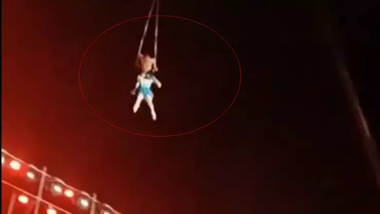 Acróbata MUERE tras caer desde 9 metros durante un espectáculo (VIDEO)