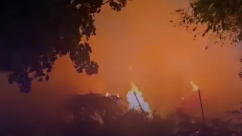 VIDEO | Incendio de un almacén junto a gasolinera en El Colli Urbano genera despliegue de emergencia