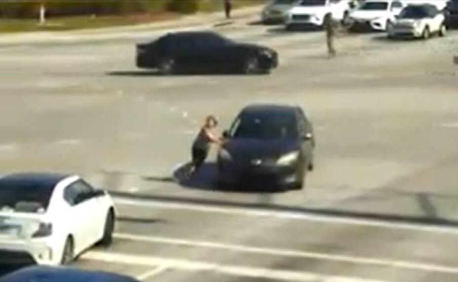Video Mujer se desmaya mientras maneja, conductores la ayudan