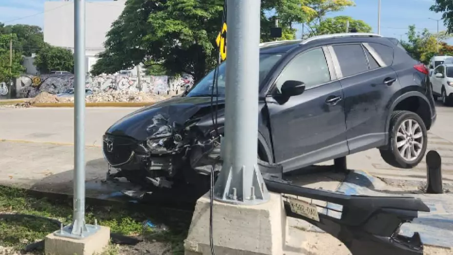 Conductor pierde el control y choca contra un poste en avenida Tulum; termina con lesiones.jpg