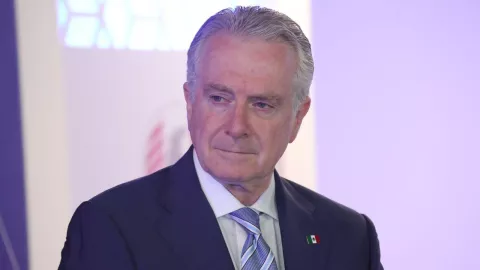 Santiago Creel plantea continuar con los programas sociales de Morena