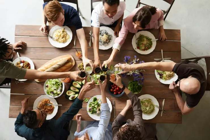 thanksgiving-2024-qué-significa-cada-elemento-cena-día-de-acción-de-gracias-familia