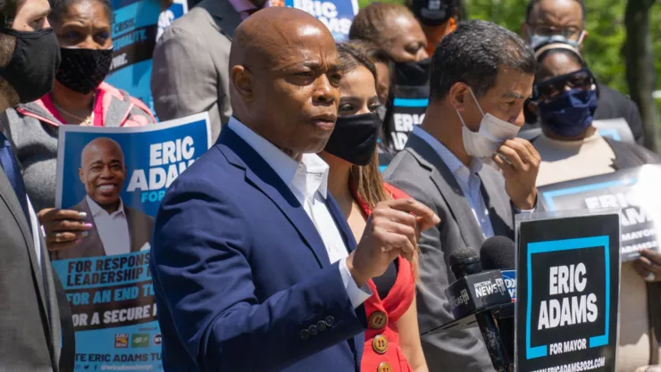 El alcalde de Nueva York, Eric Adams, habla en un evento.