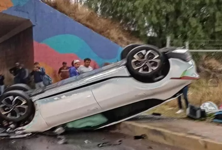 Auto cae del puente del Periférico Ecológico, hoy 9 de mayo de 2025 y termina volcado
