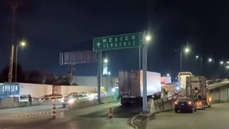 ¡Precaución! Se desprende caja de tractocamión y afecta vialidad en autopista Veracruz-Puebla