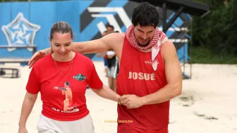 30 Así se marcha Josué apoyado de su mamá.jpg