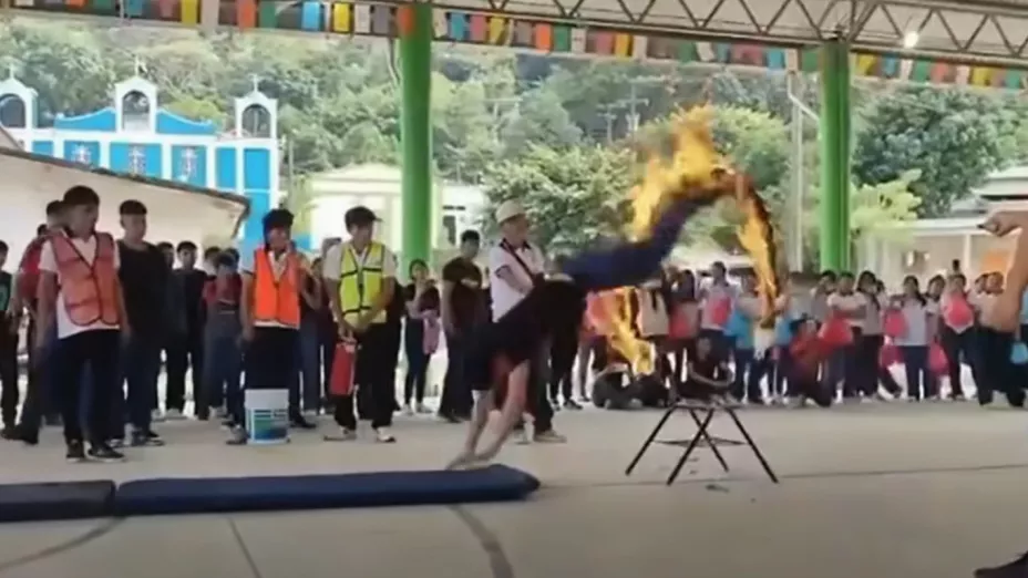 Video viral: accidente en acrobacia con fuego durante desfile en Chiapas