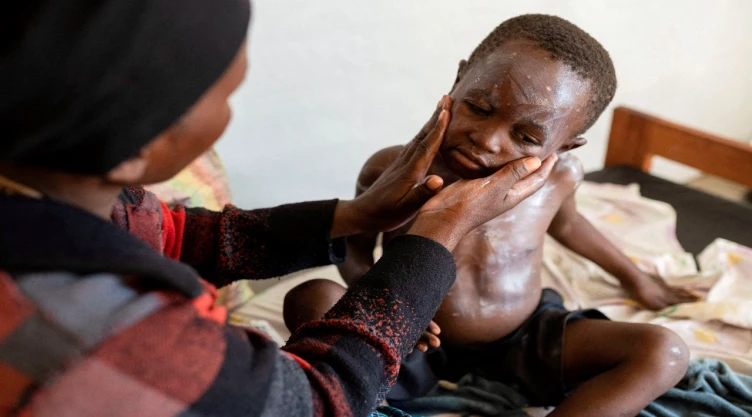 Equipo médico atendiendo a pacientes en la República Democrática del Congo.