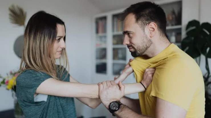 Identificar las red flags o “banderas rojas” en una relación puede ser la clave para evitar futuras agresiones