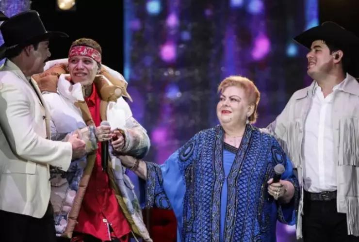 Santa Fe Klan y Paquita la del Barrio arrasan cantando junto