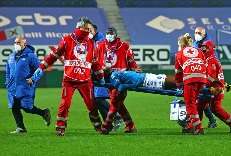 Victor Osimhen salió en camilla 