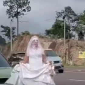 Mujer-vestida-de-novia-es-captada-caminando-por-carretera_-¿fue-en-México-y-qué-se-sabe-de-los-contr.webp