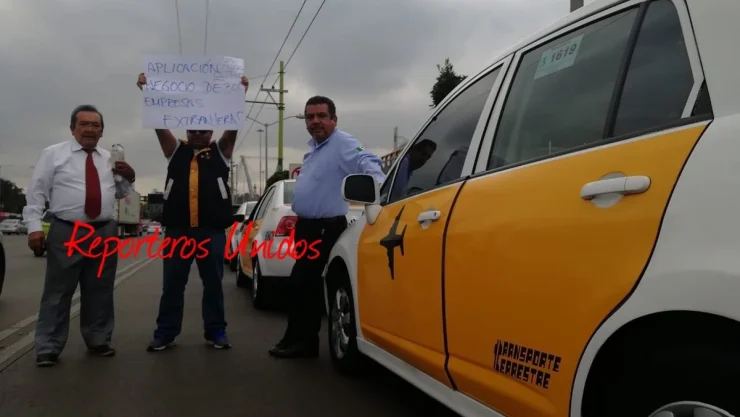 Se manifiestan taxistas en las inmediaciones del AICM