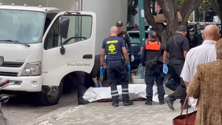 Hombre muere en su auto tras comprar su desayuno en la colonia Roma, CDMX